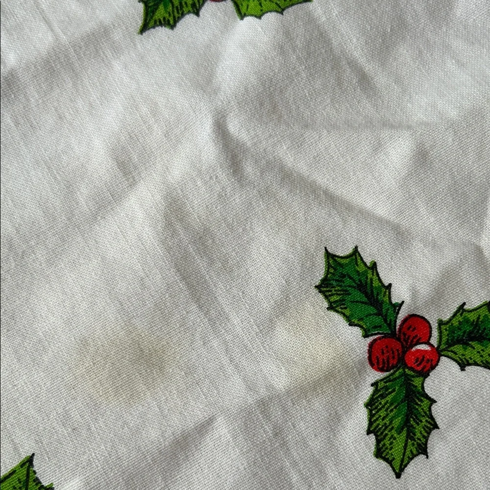 Christmas Holiday circular cotton Tablecloth with Red and Green berry  Design